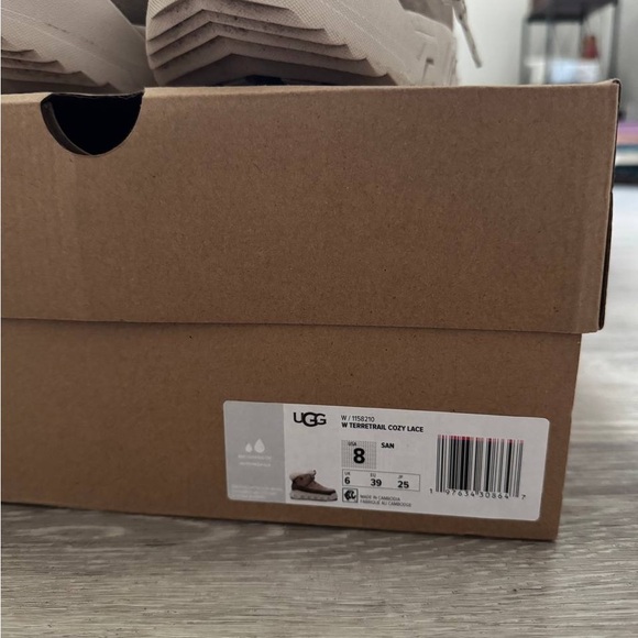 UGG Weatherproof Features Card - Picture 4 of 7